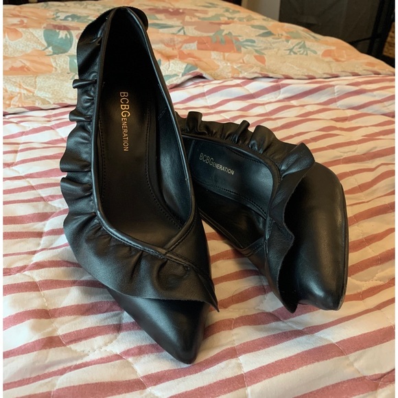 BCBGeneration Ruffle heels🖤 - Picture 2 of 5